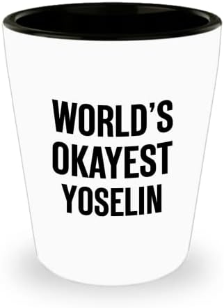 Светот е Okayest YOSELIN Смешно Подарок За YOSELIN Shot Чаша